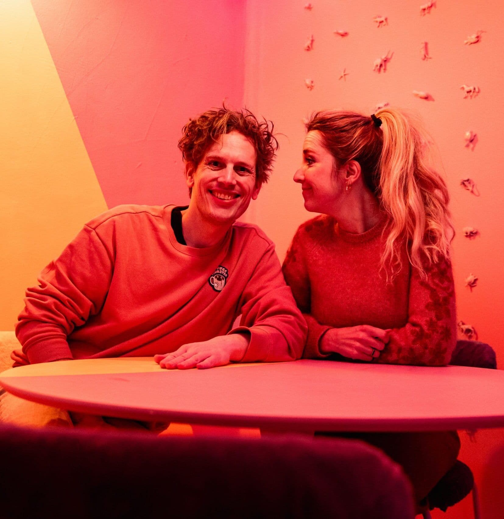 Mérie en Tijmen aan tafel bij Buro Bloemkool